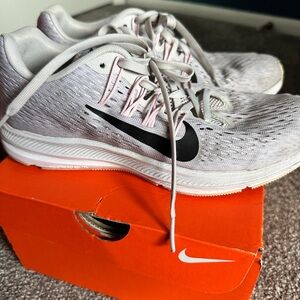 Nike Light pink/grey Performance Running Shoes